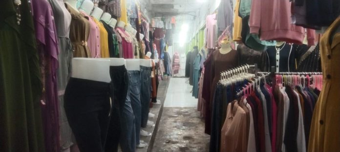 Omset Berlipat Pedagang Busana Muslim di Pasar Berbas