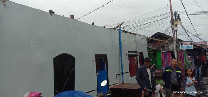 Atap Rumah Warga Selambai Diterjang Hujan dan Angin Kencang