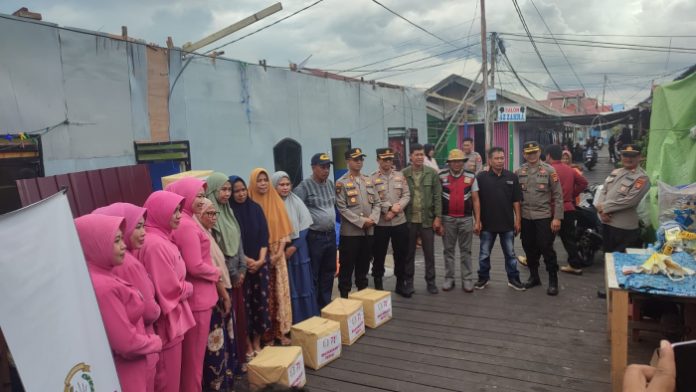 Polres Bantu Atap Seng Korban Angin Kencang di Selambai