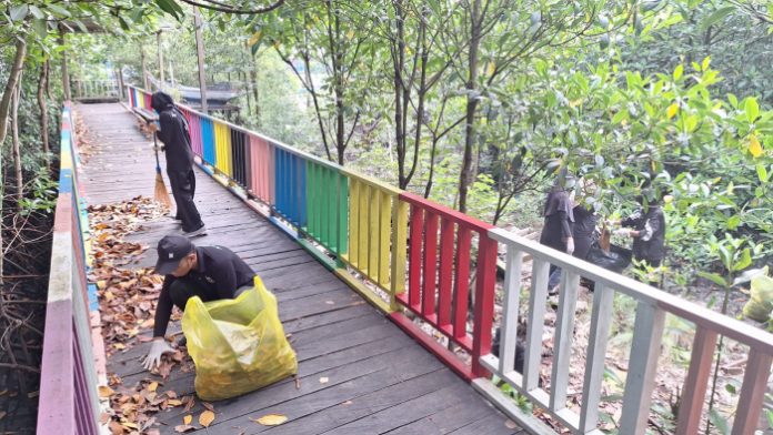 Duta Wisata Bersih-bersih Sampah di Mangrove Park