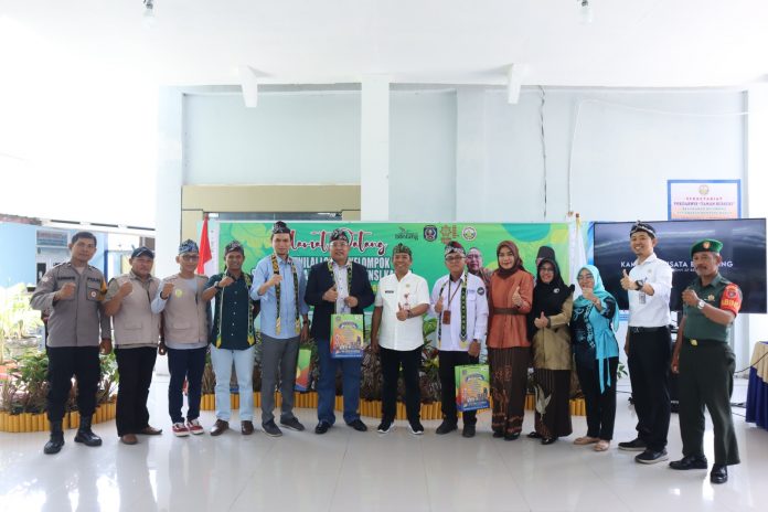 Foto bersama Dispopar dan tim penilai pokdarwis provinsi serta Kelurahan Belimbing. (Lalu for Radarbontang.com)