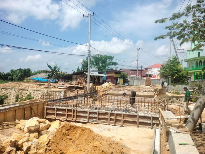 Proyek Pembangunan Jembatan di Jalan Pontianak Tinggal Tunggu Girder