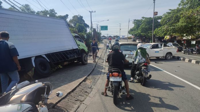 Rem Blong, Truk Box Hantam 1 Mobil dan Motor di Pertigaan Jalan Tembus