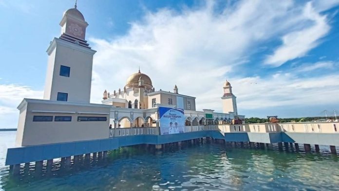 Pondasi Masjid Terapung Ditabrak Perahu Nelayan, Pemkot Diminta Pasang Pagar Pembatas