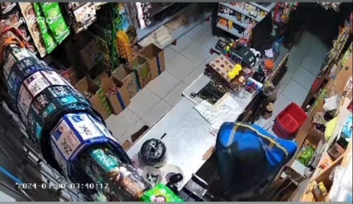 Beraksi ala ‘Ninja,’ Pencuri di Toko Sembako Loktuan Terekam CCTV