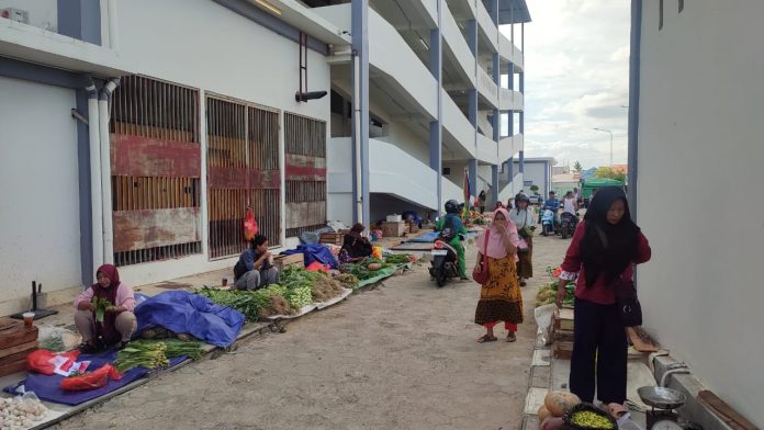 Pedagang di Pinggir Jalan Pasar Tamrin Dipindah ke Belakang Gedung
