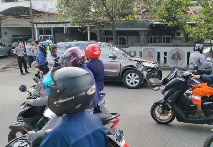 Gegara Stir Bermasalah, Xenia Tabrak Mobil Lain di Jalan Imam Bonjol