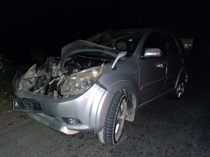 Tak Kuat Nanjak di Jalan Poros Bontang-Samarinda, Truk Muatan Ban Tabrak Mobil dan Motor