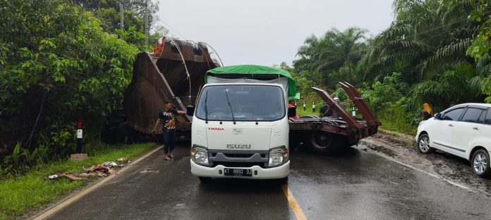Truk Trailer Gagal Nanjak Sukses Dievakuasi, Arus Lalin di KM 35 Kembali Normal