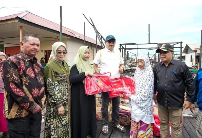 Basri Serahkan Bantuan Kepada Korban Kebakaran Bontang Kuala