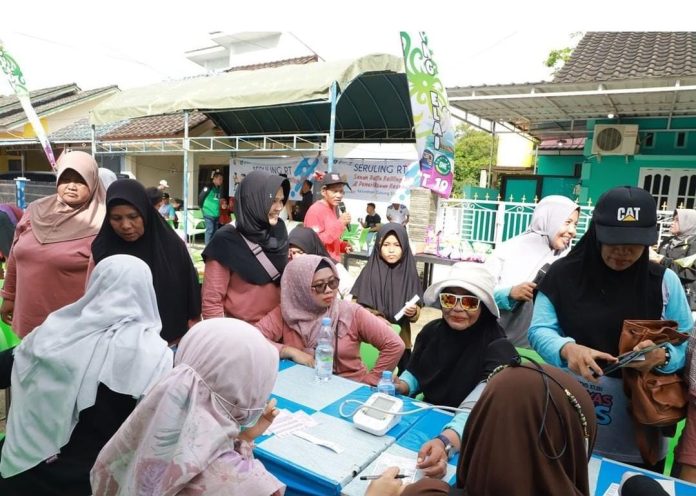 Jaga Kebugaran Tubuh, Basri Ikut Senam Keliling di Kelurahan Gunung Elai