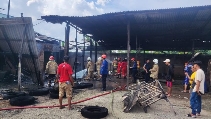 Pemilik Pergi Haji, Gudang Besi di Jalan Soekarno-Hatta Hangus Terbakar