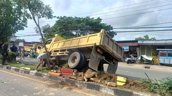 Banting Stir Ingin Hindari Pengendara Lain, Truk Ini Malah Nabrak Pembatas Jalan