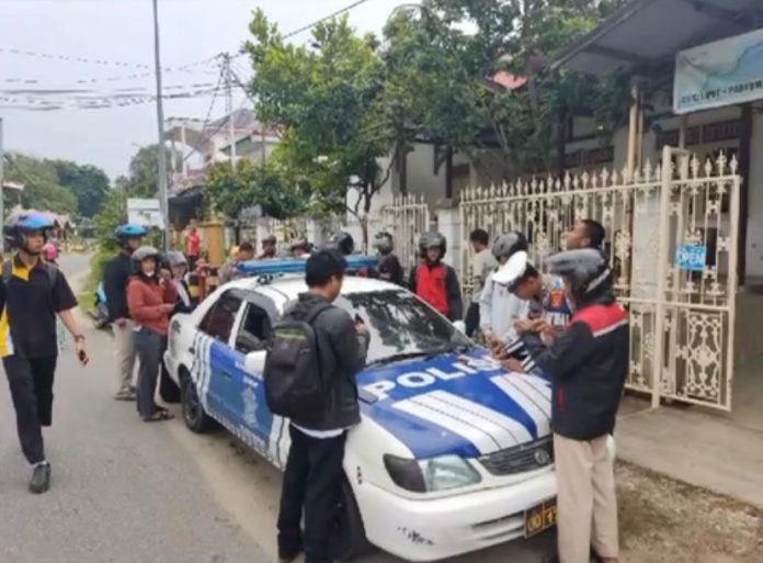 Polisi Razia Pengendara Lawan Arus di Simpang Tiga Jalan Simon Tampubolon