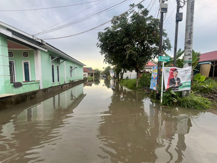 Hujan Deras, Rumah Warga di Bukit Indah Kembali Terendam Banjir