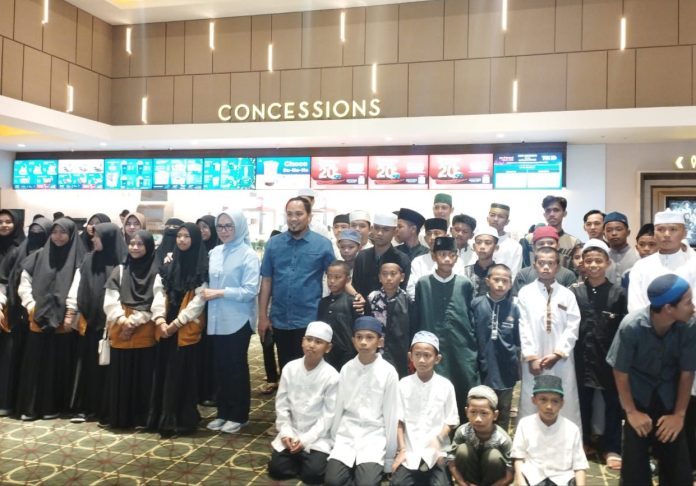 Pasangan Najirah - Aswar Ajak 100 Anak Panti Asuhan Nonton Bioskop di BCM