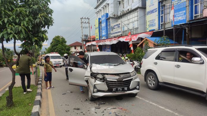 Mobil Xenia Melaju di Tanjakan, Tabrak Bagian Belakang Truk