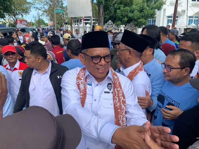 Basri - Chusnul Resmi Mendaftar ke KPU Bontang, Disambut Rebana dan Tarian Dayak