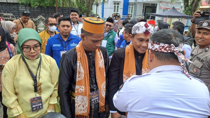 Daftar ke KPU Bontang, Sutomo - Nasrullah Kenakan Pakaian Adat Bugis Jawa