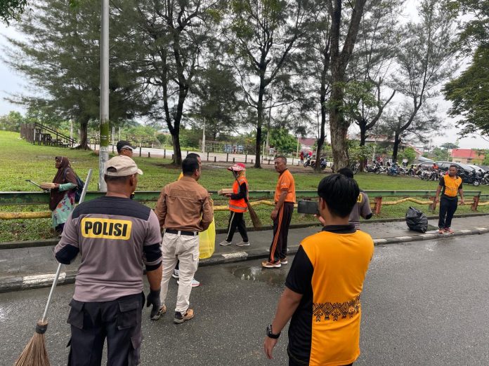 Satimpo Bersama Polsek Bontang Selatan Gelar Kerja Bakti di Kampung Baru