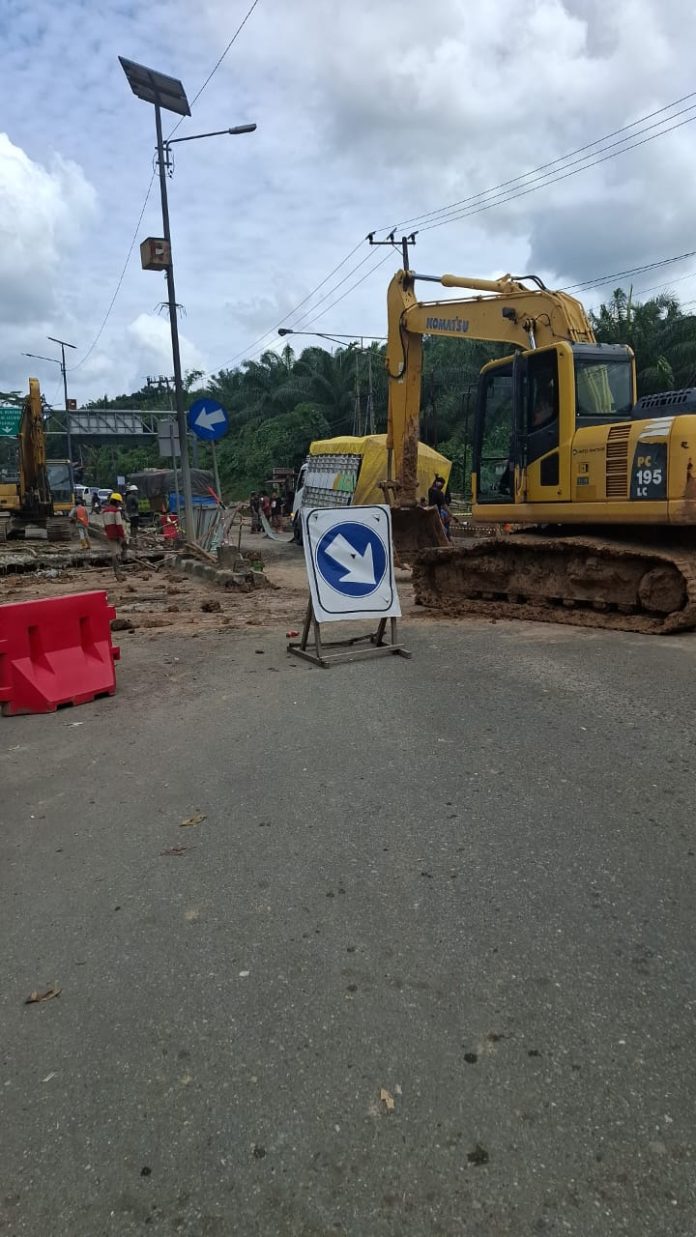 Perbaikan Jalan Cipto Mangunkusumo Makan Korban, 2 Truk Terperosok