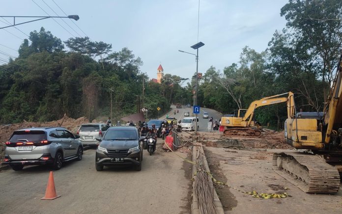 Penjelasan Detil Penyebab Proyek Jalan Cipto Mangunkusumo Sebabkan Macet hingga Truk Terperosok