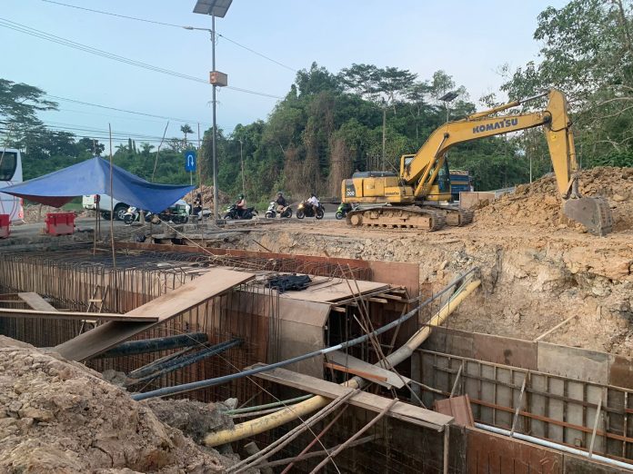 Tinjau Proyek Box Culvert di Jalan Tembus, Basri: Lihat Kondisinya Mungkin Bakal Ngaret!