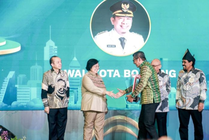 Wali Kota Bontang Raih Penghargaan Green Leadership Nirwasita Tantra 2023