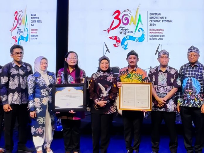 Dapat Sertifikat HKI, DKUMPP Beri Penghargaan Kemenkum HAM Provinsi