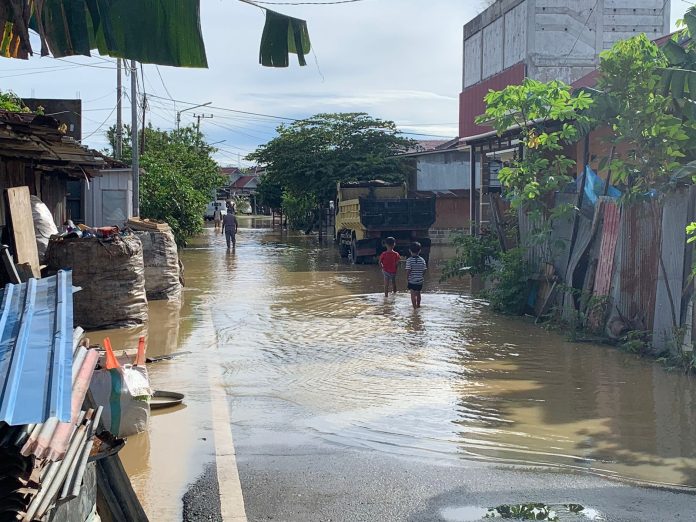 Sungai Meluap, Banjir di Belakang Bank Dhanarta Masih Tinggi