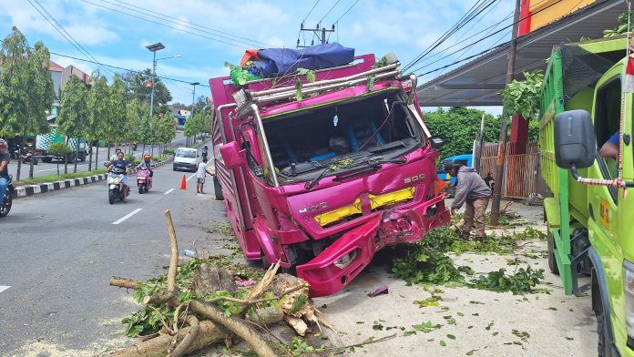 Sudah Parkir, Truk Muatan Beras Tetap Meluncur Tabrak Rombong dan Pohon di Loktuan, Begini Kronologinya