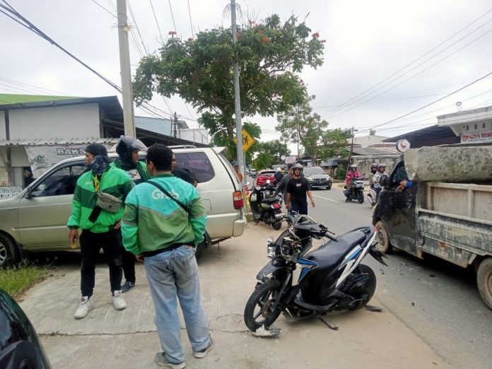 Mobil Keluar dari Toko Ditabrak Pengendara Motor