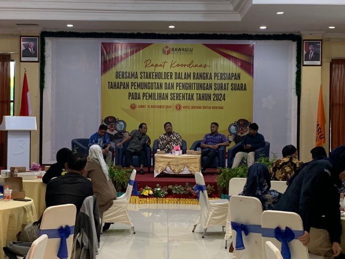 Rakor persiapan tahapan pemungutan dan perhitungan suara jelang pemilihan serentak 2024, di Hotel Sintuk, Kota Bontang. (Dwi/RadarBontang).