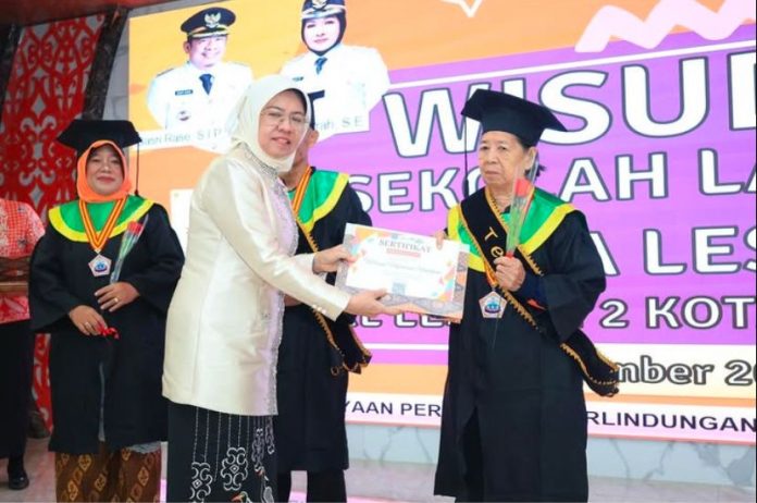 Jalani Proses Pembelajaran 6 Bulan, 25 Lansia di Bontang Diwisuda