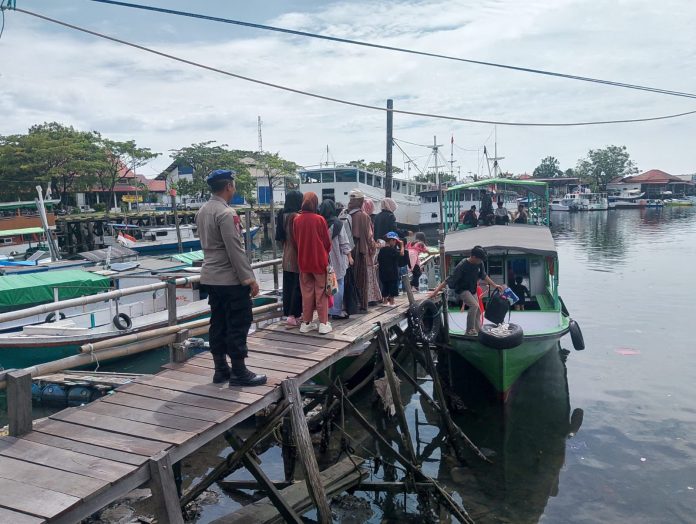 Patroli di Pelabuhan Tanjung Laut, Polairud Himbau Keselamatan Saat Liburan