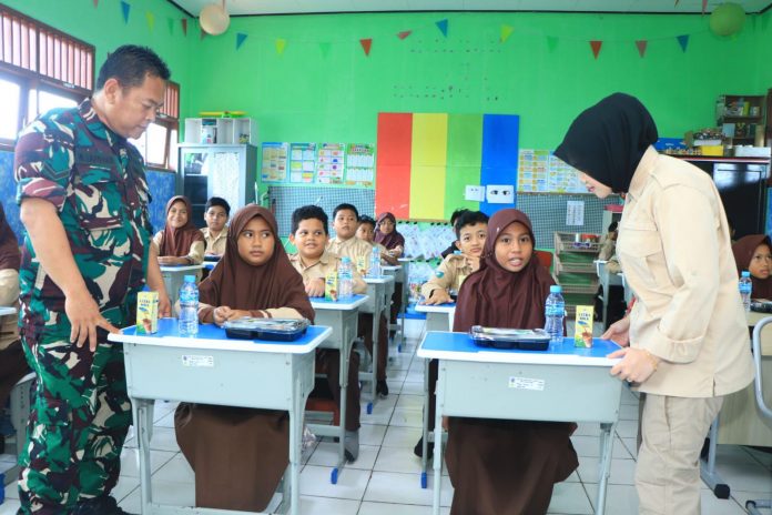 Kodim 0908/Bontang Uji Coba Program Makan Sehat Gratis di SDN 006 Bontang Utara