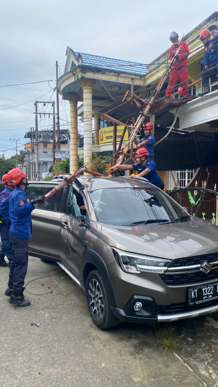 Tiang Listrik Roboh Timpa Mobil dan Garasi, Diduga Dampak Angin Kencang