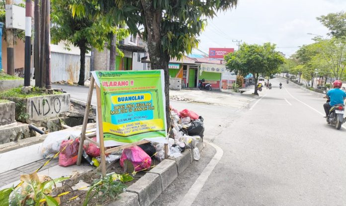 Meski Ada Larangan, Sampah Terus Menumpuk di Jalan Soedirman