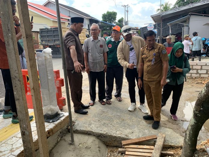 Komisi C Nilai Proyek Drainase dan Trotoar di Jalan P Suryanata Masih Butuh Banyak Perbaikan