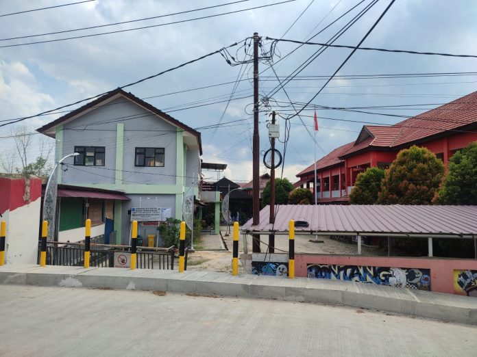 Pembangunan Jembatan di Jalan Koi Tutupi Pintu Utama SMPN 7, Terpaksa Jebol Dinding Bikin Jalan Masuk