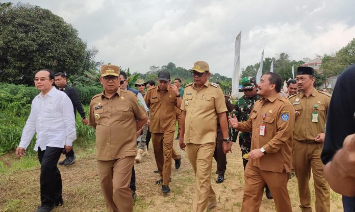 Pj Gubernur Kaltim Kunjungi Turap Kanal Kampung Masdarling, PUPRK Minta Tambahan Anggaran Atasi Banjir