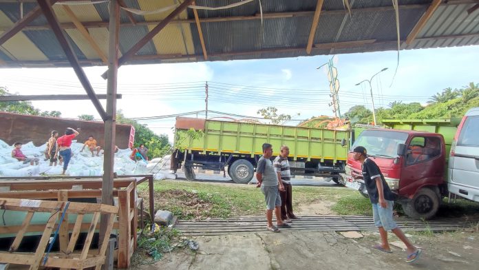 Lagi-lagi, Dua Truk Terguling di Tanjakan Setelah RSUD