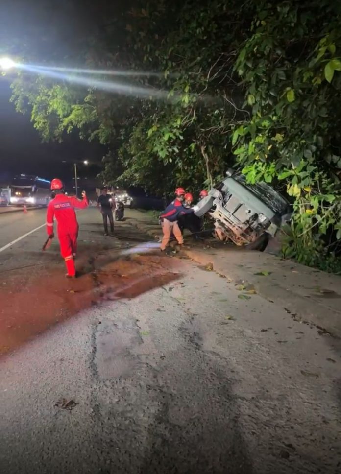 Mobil Pick Up Masuk Jurang di Pinggir Jalan Cipto Mangunkusumo