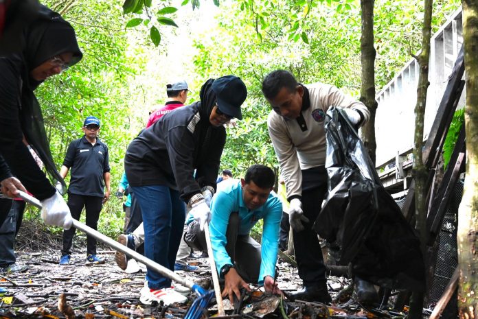 Giat Jumat Bersih di Mangrove Berbas Pantai, Neni Imbau Masyarakat Tak Buang Sampah di Laut