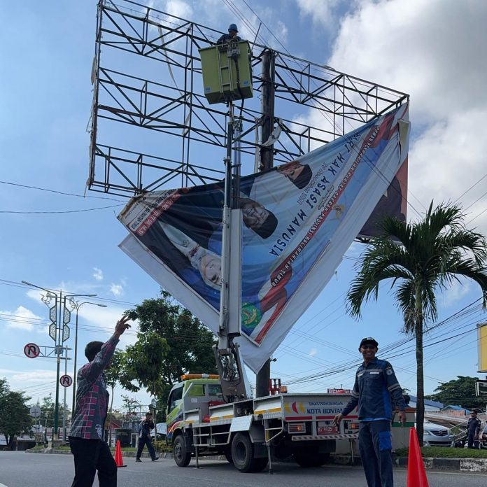 Reklame Usang Dibongkar, Pemkot Prioritaskan Keamanan Pengguna Jalan