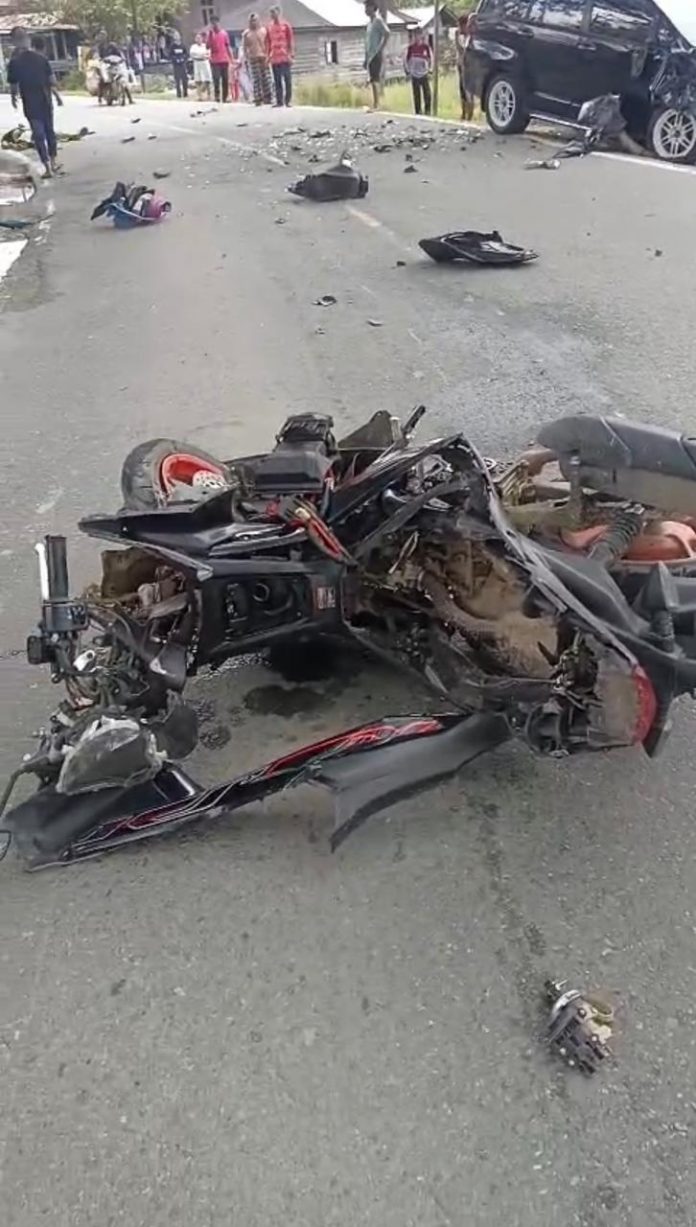 Sepeda Motor vs Mobil di Teluk Pandan, Motor Hancur Pengendara Tak Sadarkan Diri