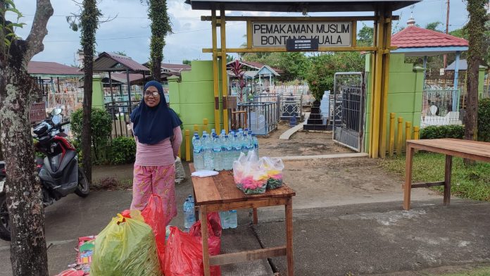 Dari Pekarangan ke Pemakaman, Perjuangan Rofu Ati Penjual Bunga Tabur untuk Tambahan Kehidupan