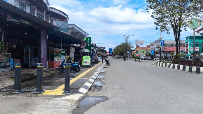 Tak Kapok Dirazia! Pengendara Masih Parkir di Trotoar Sepanjang Jalan Ahmad Yani hingga Soedirman