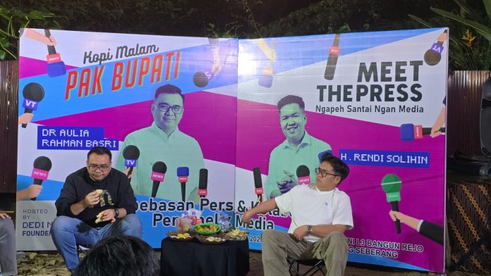 Ngopi Bareng Wartawan di Hutan Mahoni, Bupati dan Wabup Kukar Pilih Mendengar Sebelum Memerintah