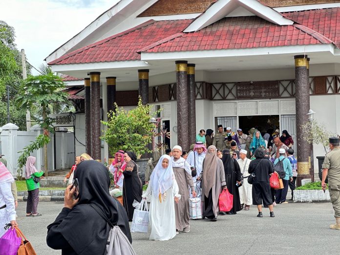 145 Jemaah Haji Bontang Tiba, Suasana Haru Selimuti Keluarga
